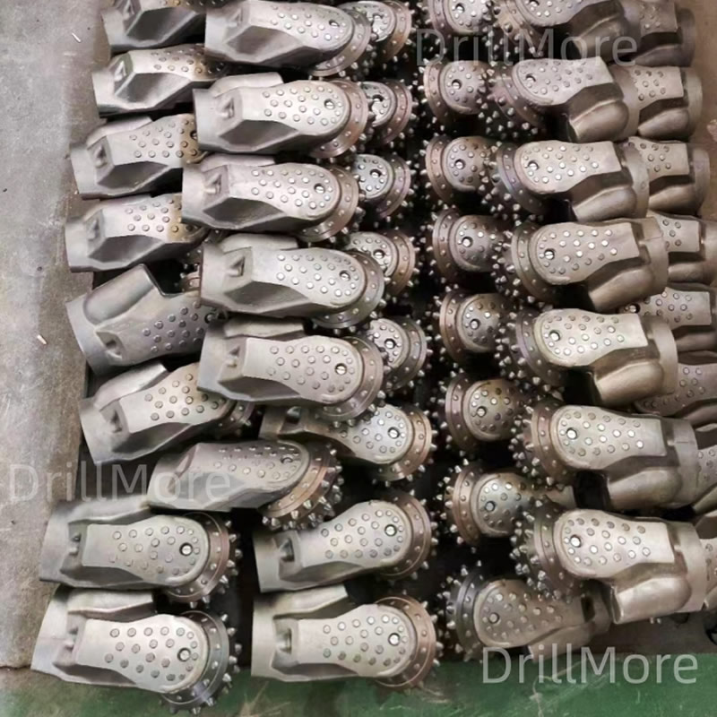 Roller bit for hard rock drilling in piling work